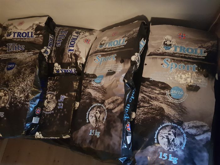 Vi forhandler Troll hundefor, et vel utprøvd og meget godt for for jakt og prøvehunder. Ta kontakt for et godt tilbud på mobil 452 34 784